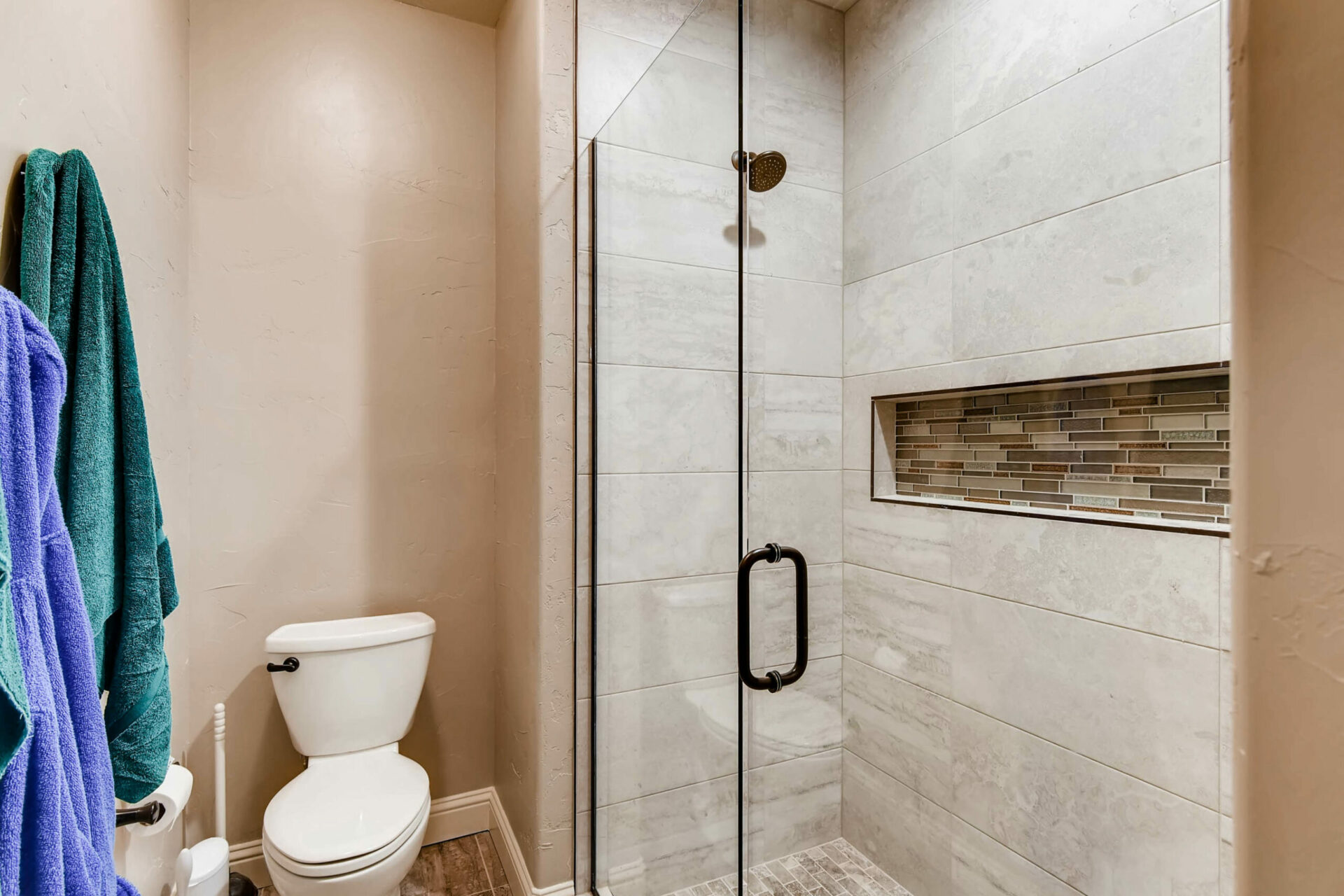 Stellas Meadow Drive-print-006-5-Shower-2700x1800-300dpi